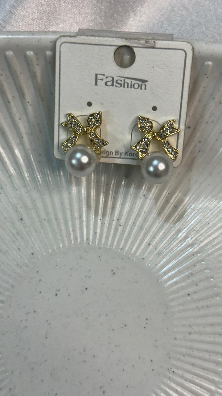 Bow Stone & Pearls Earring